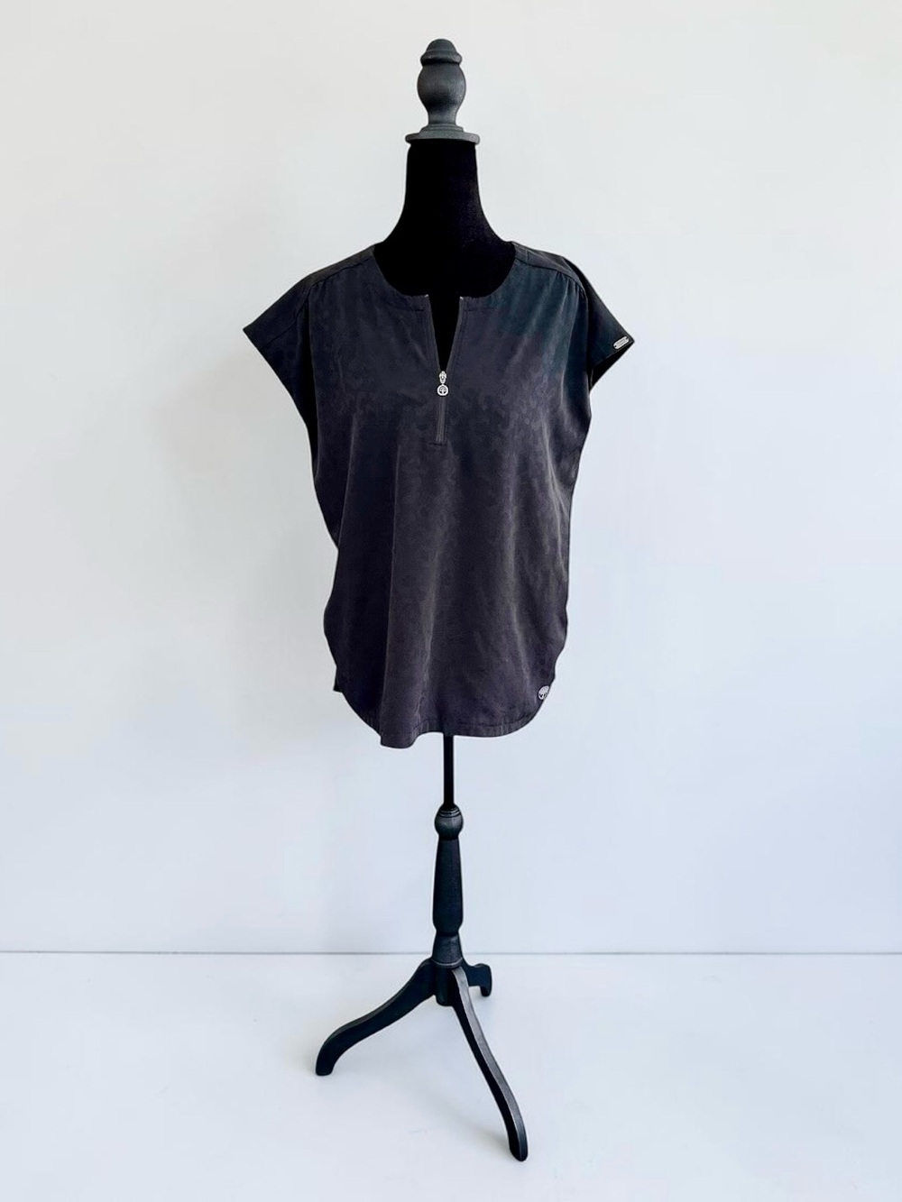Healing Hands Black Short-Sleeve Zip-Front Scrub Top Women’s Small EUC